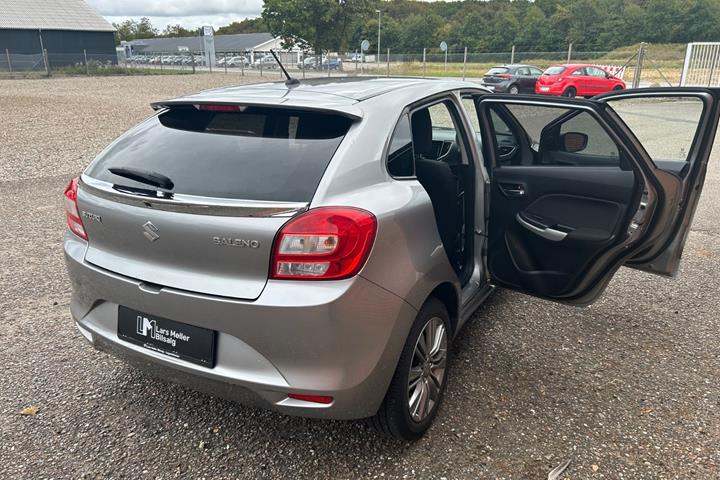 Grå Suzuki Baleno fra 2016