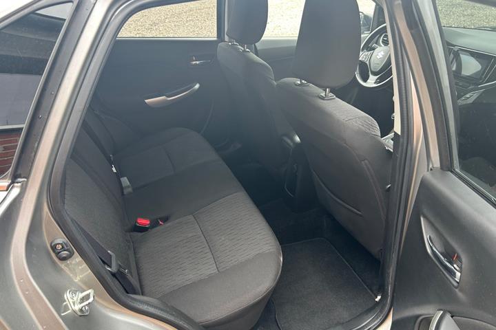 Grå Suzuki Baleno fra 2016