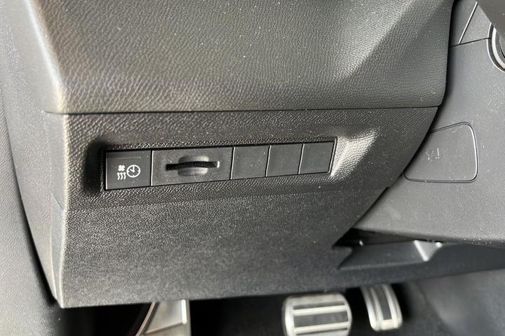 Hvid Peugeot E-308 fra 2023