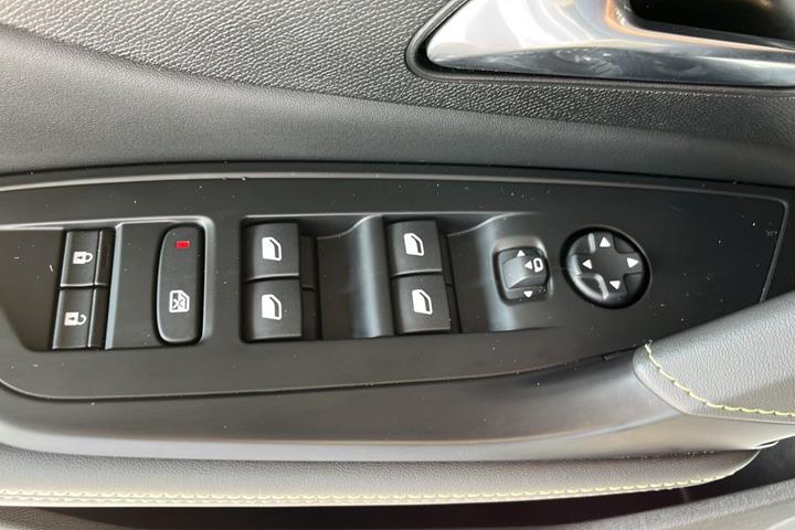 Hvid Peugeot E-308 fra 2023