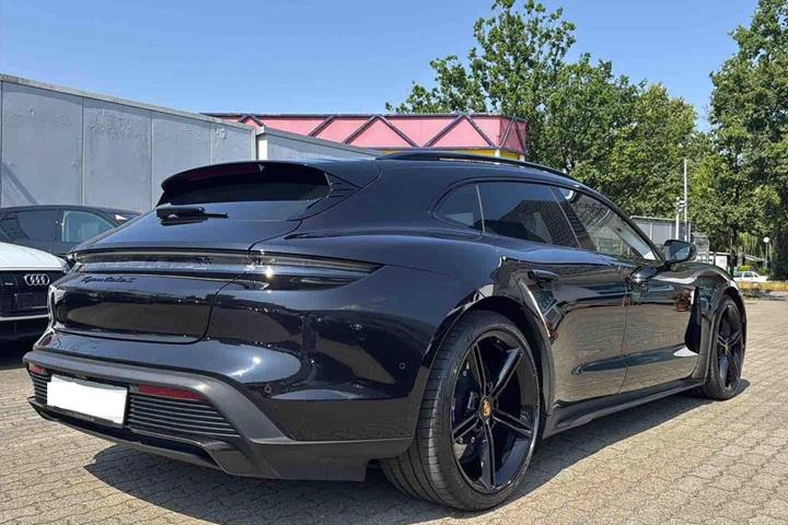 Sort Porsche Taycan Turbo S fra 2023