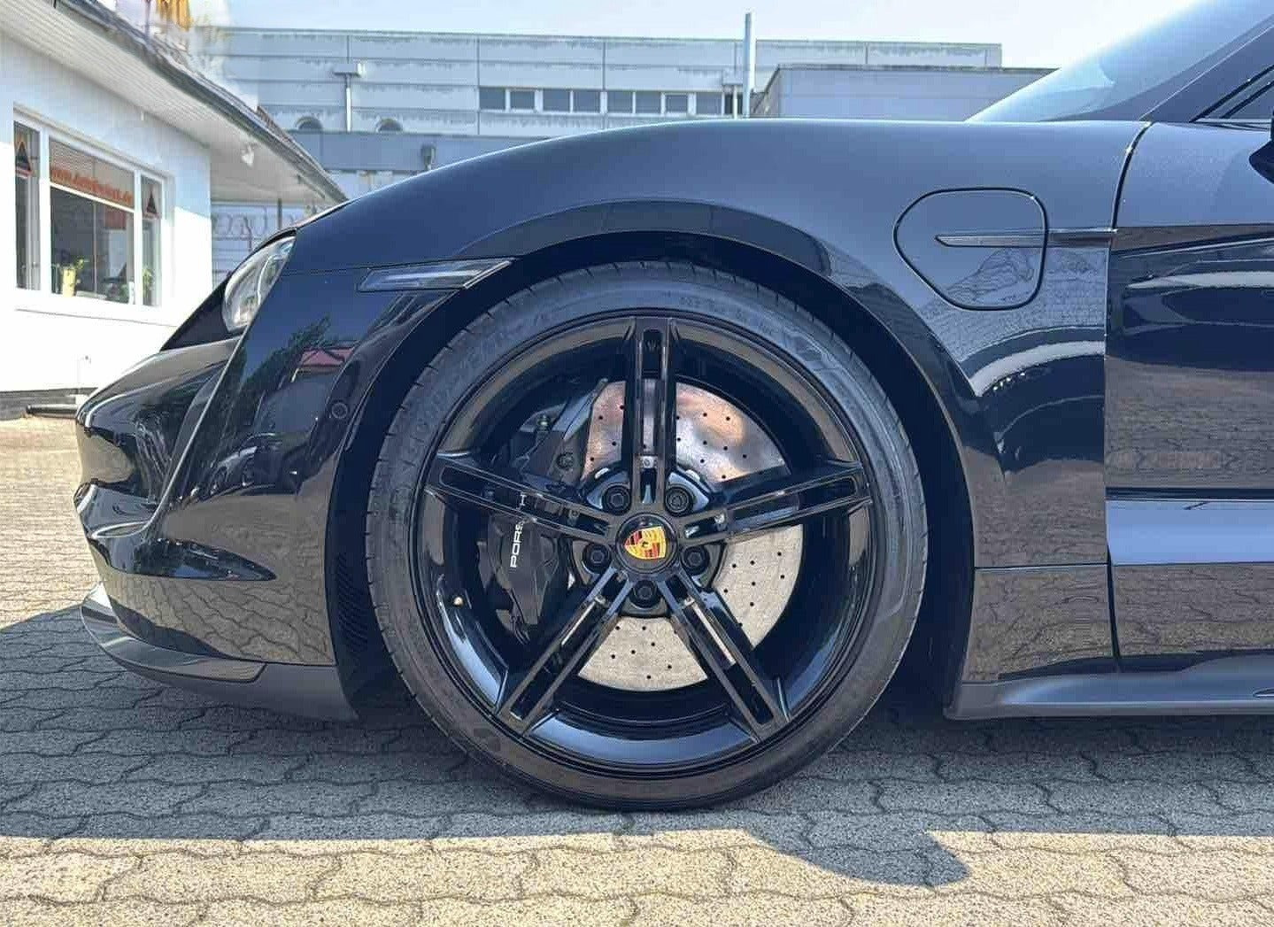 Sort Porsche Taycan Turbo S fra 2023