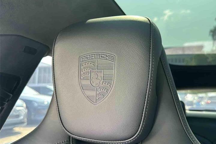 Sort Porsche Taycan Turbo S fra 2023