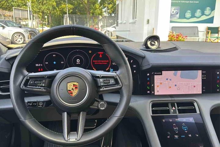 Sort Porsche Taycan Turbo S fra 2023