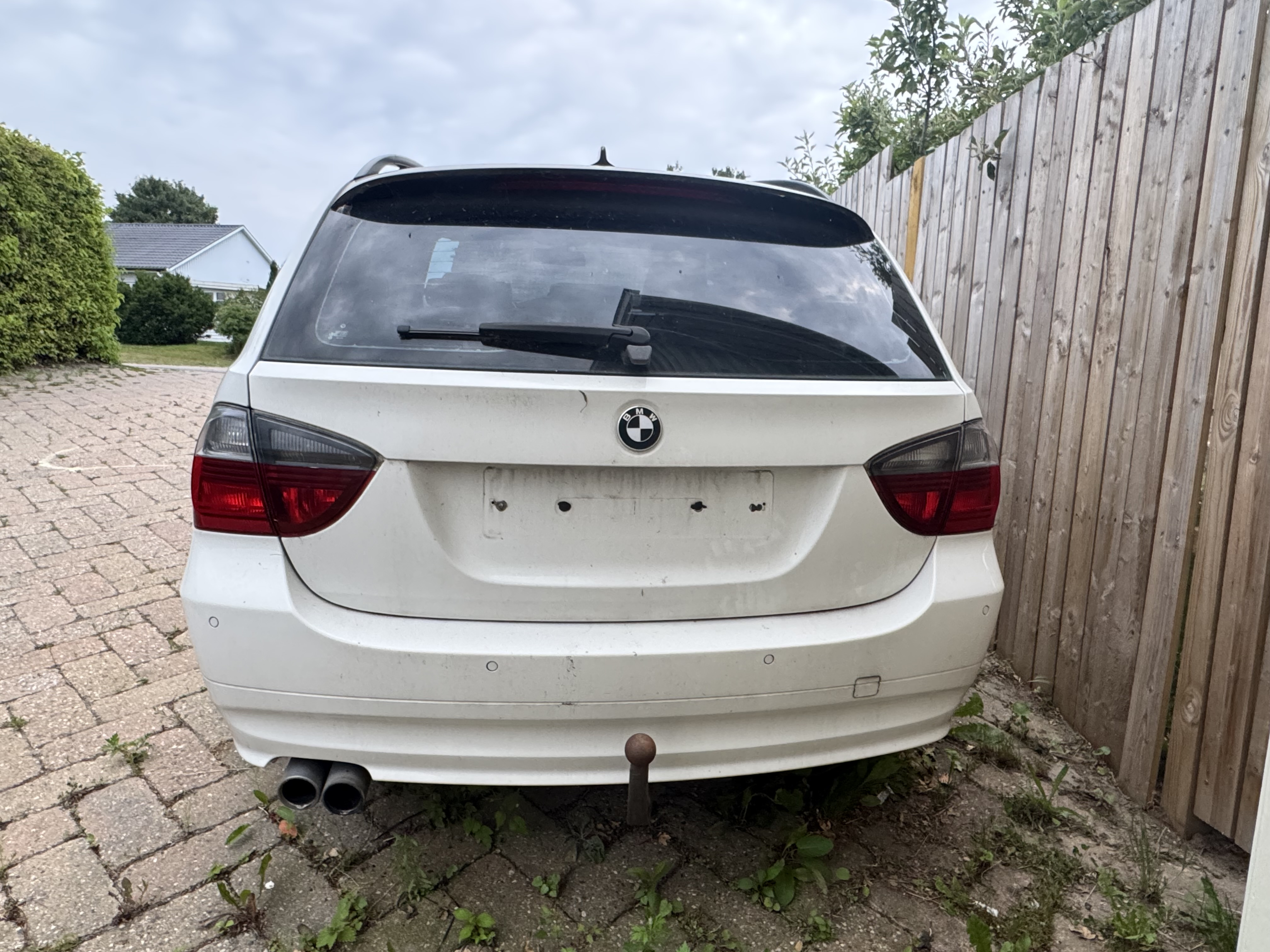 Hvid BMW 325 fra 2007