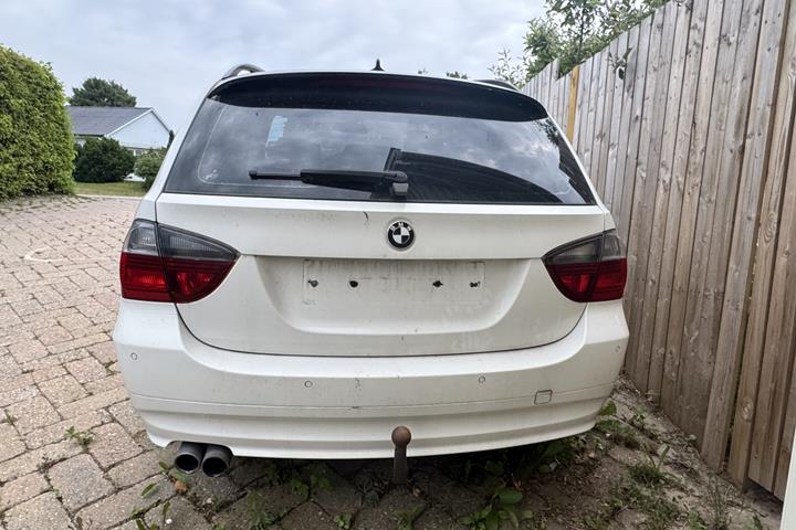 Hvid BMW 325 fra 2007