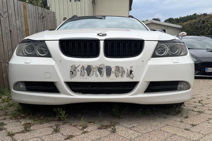 Hvid BMW 325 fra 2007