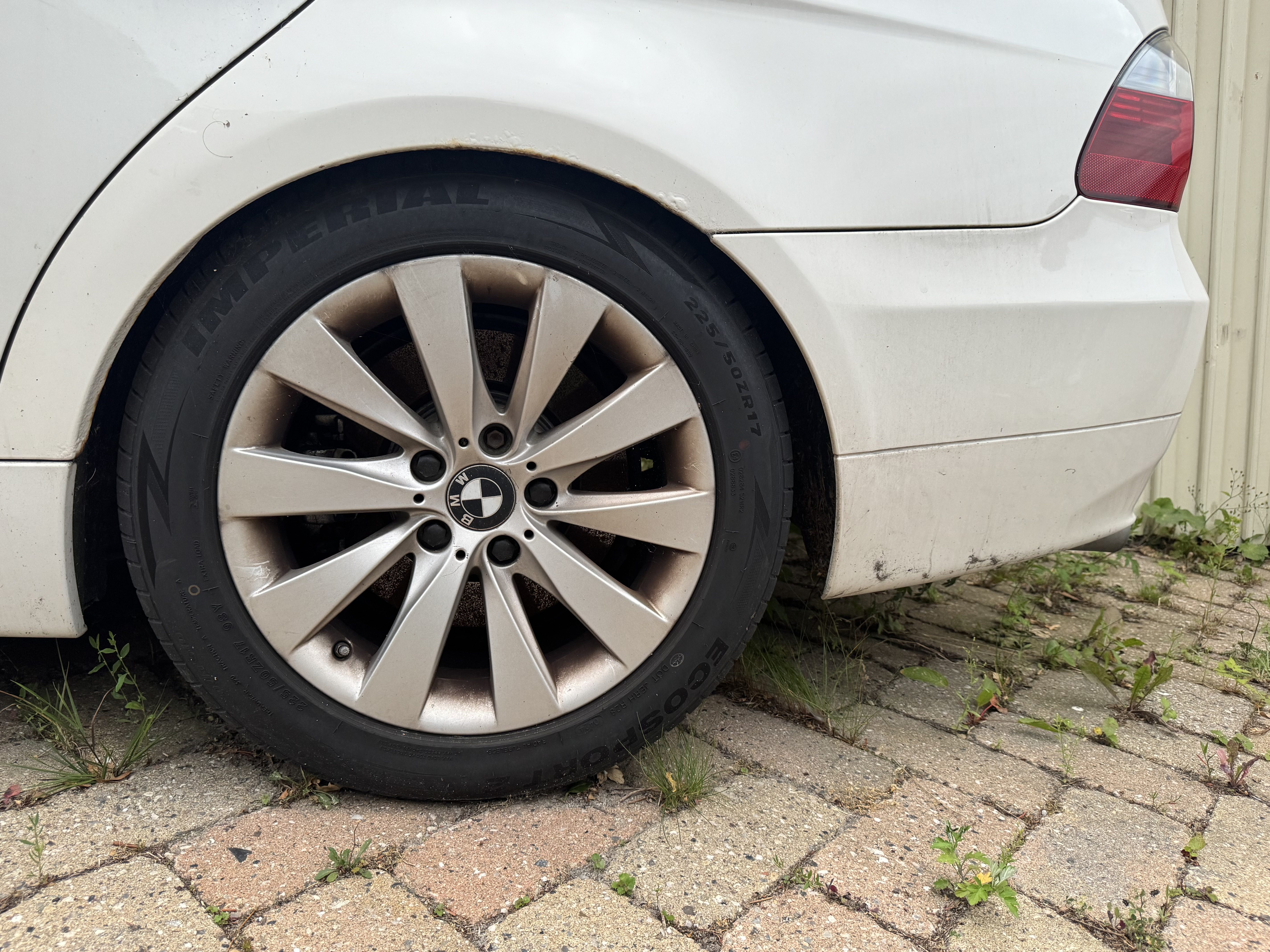 Hvid BMW 325 fra 2007