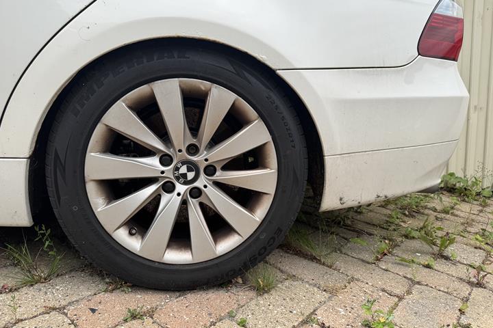 Hvid BMW 325 fra 2007