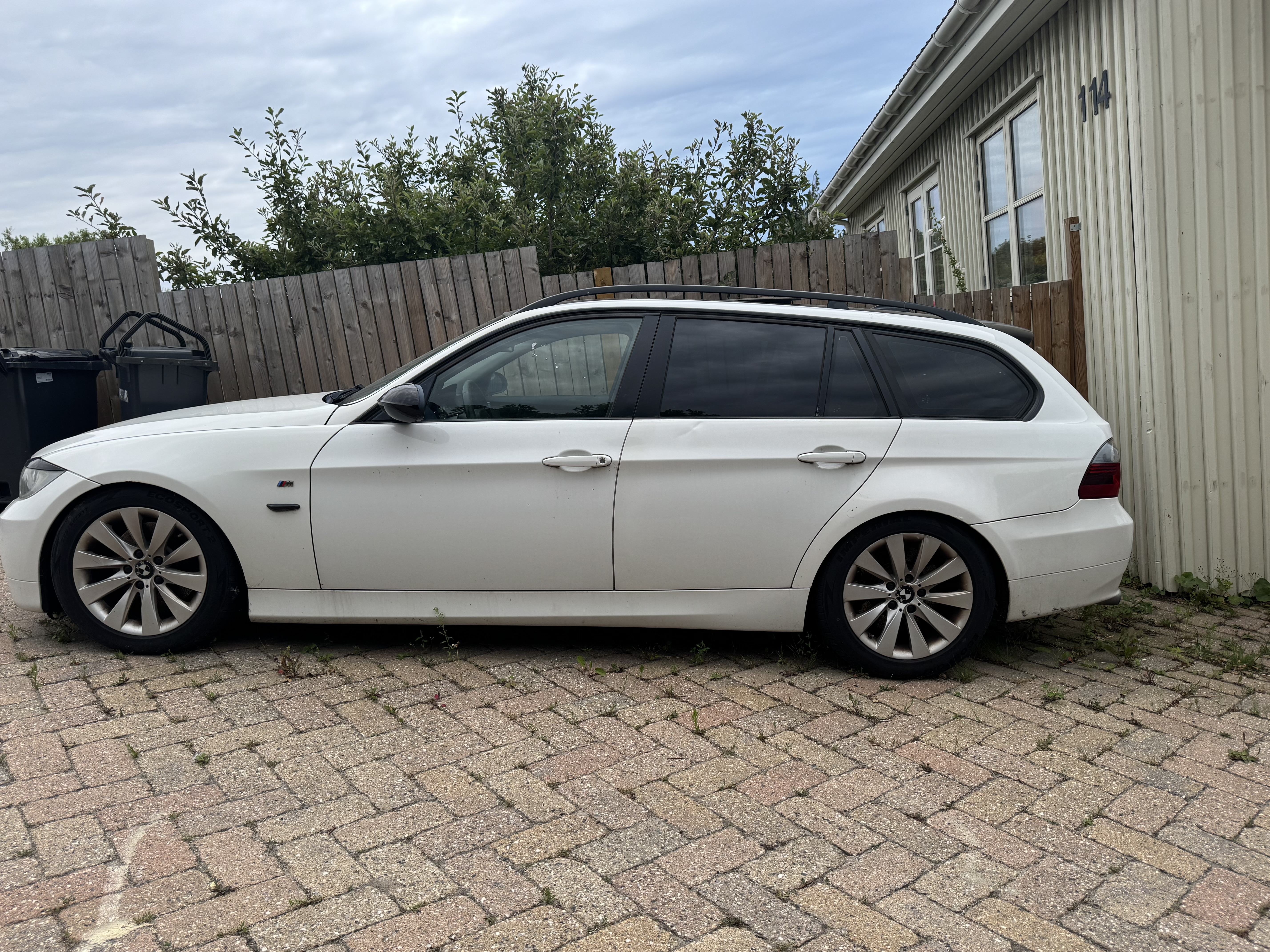 Hvid BMW 325 fra 2007