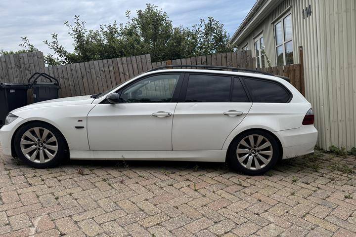 Hvid BMW 325 fra 2007