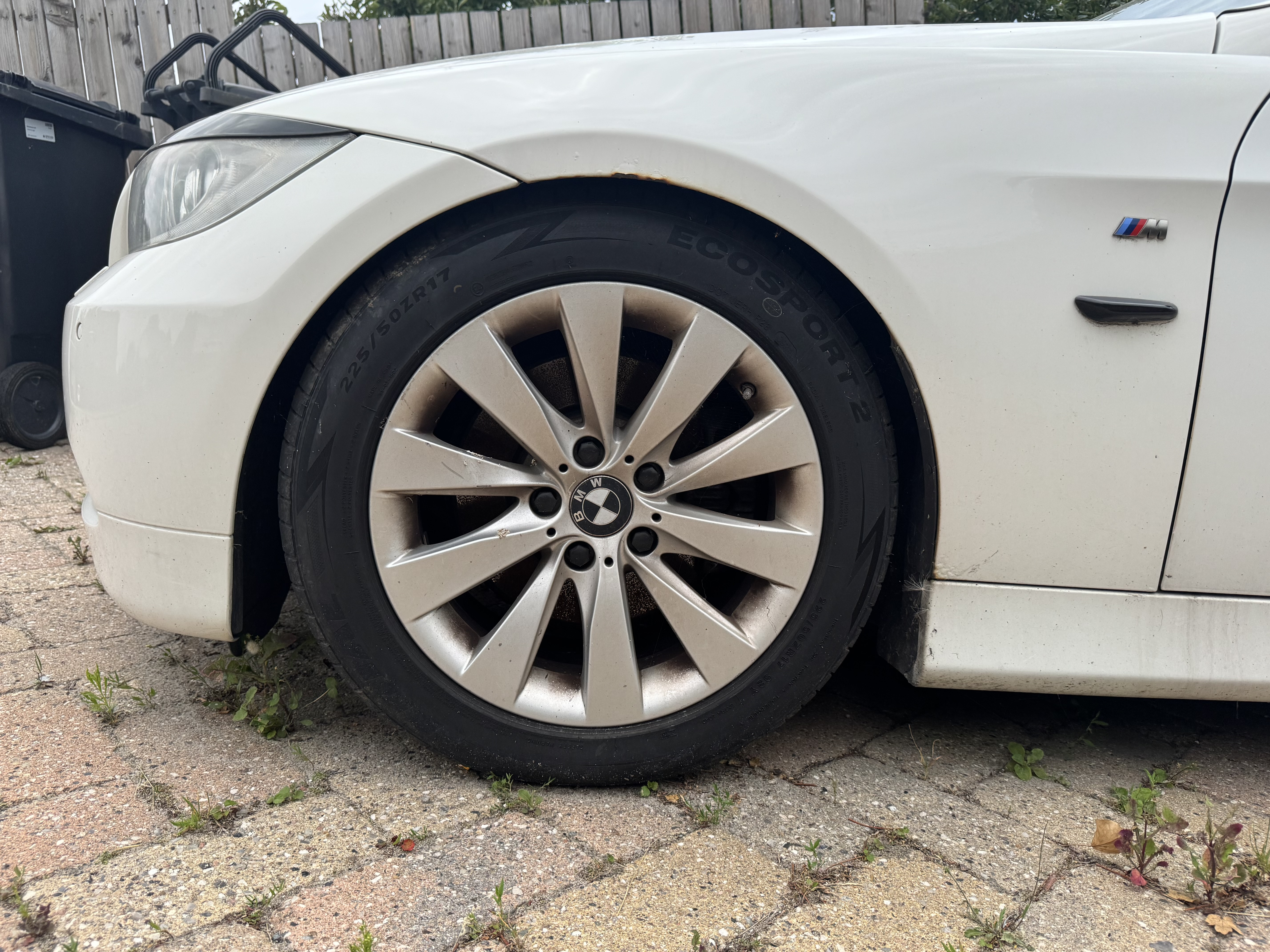 Hvid BMW 325 fra 2007