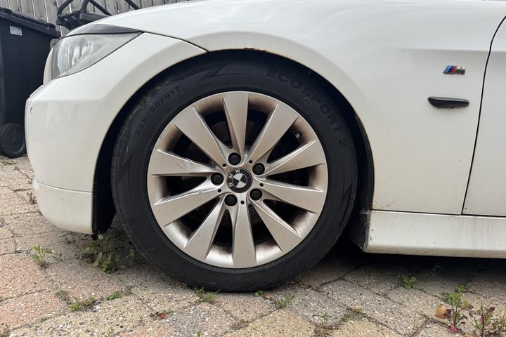 Hvid BMW 325 fra 2007