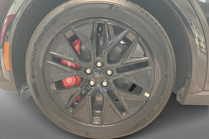 Sort Ford Mustang Mach-E fra 2026