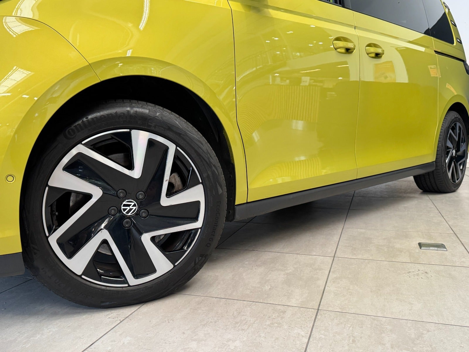 Gul VW ID.Buzz fra 2025