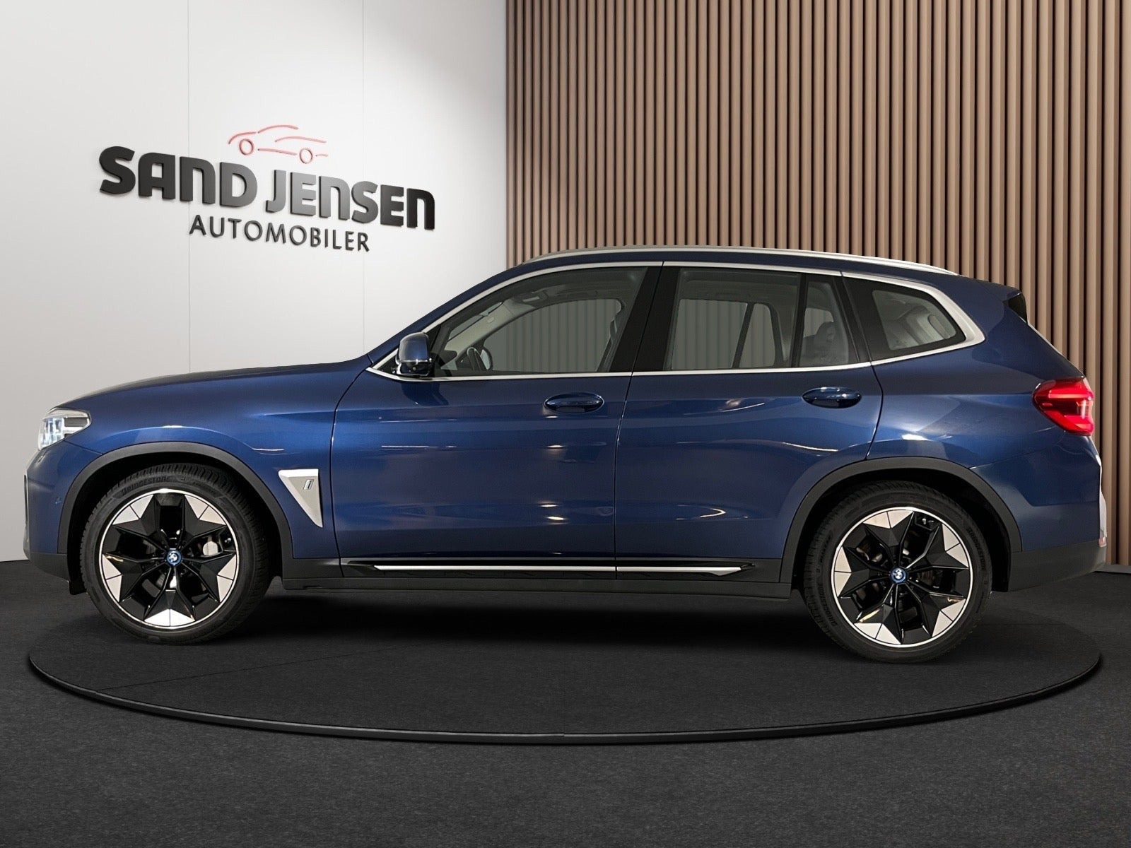 Blå BMW iX3 fra 2021