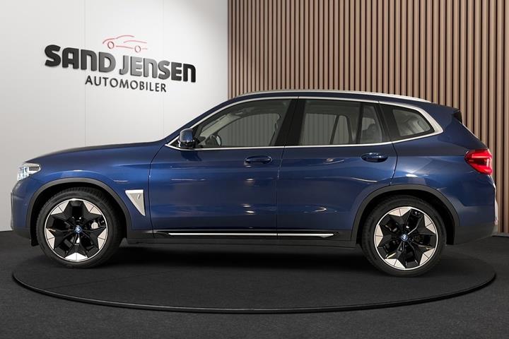 Blå BMW iX3 fra 2021