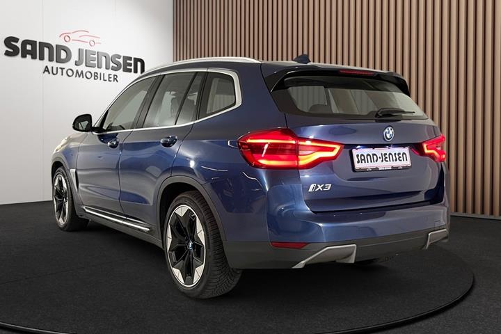 Blå BMW iX3 fra 2021