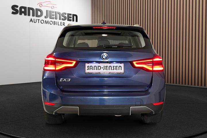 Blå BMW iX3 fra 2021