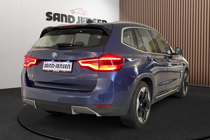 Blå BMW iX3 fra 2021