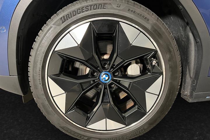 Blå BMW iX3 fra 2021