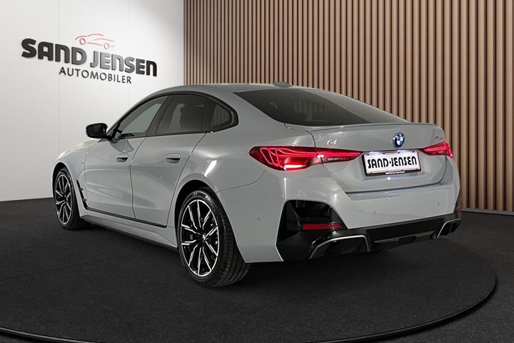 Grå BMW i4 fra 2025