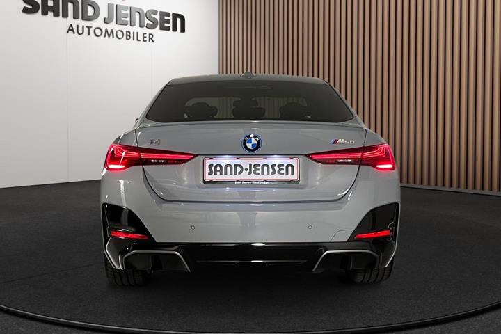 Grå BMW i4 fra 2025