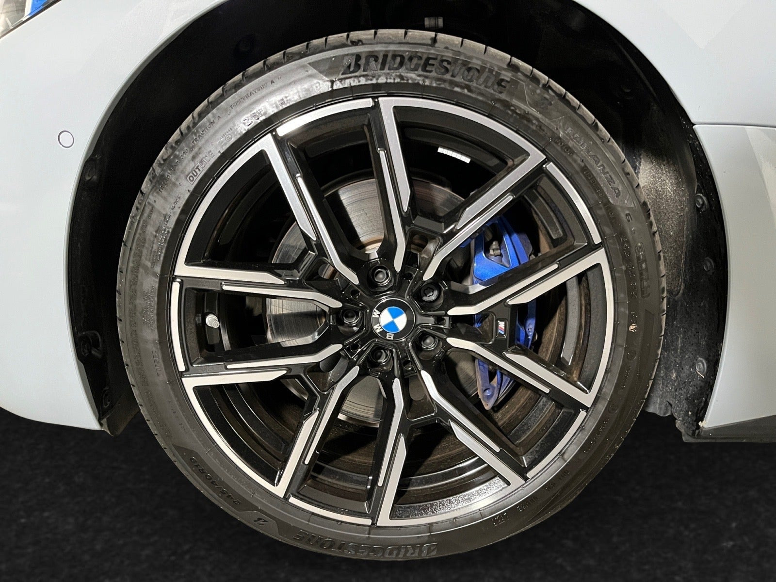 Grå BMW i4 fra 2025
