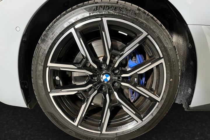 Grå BMW i4 fra 2025