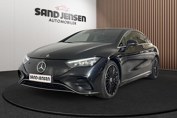Sort Mercedes EQE350 fra 2024 set udefra