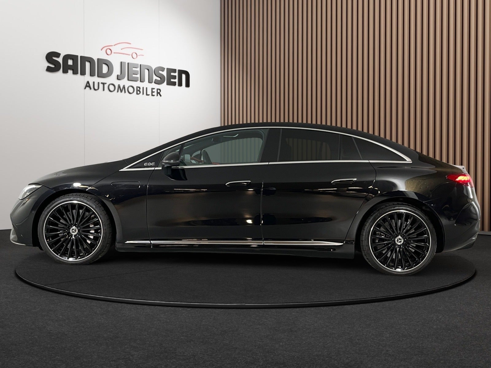 Sort Mercedes EQE350 fra 2024