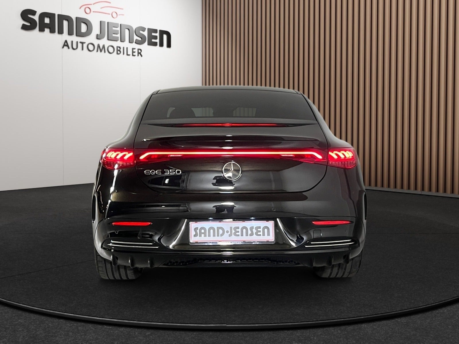 Sort Mercedes EQE350 fra 2024