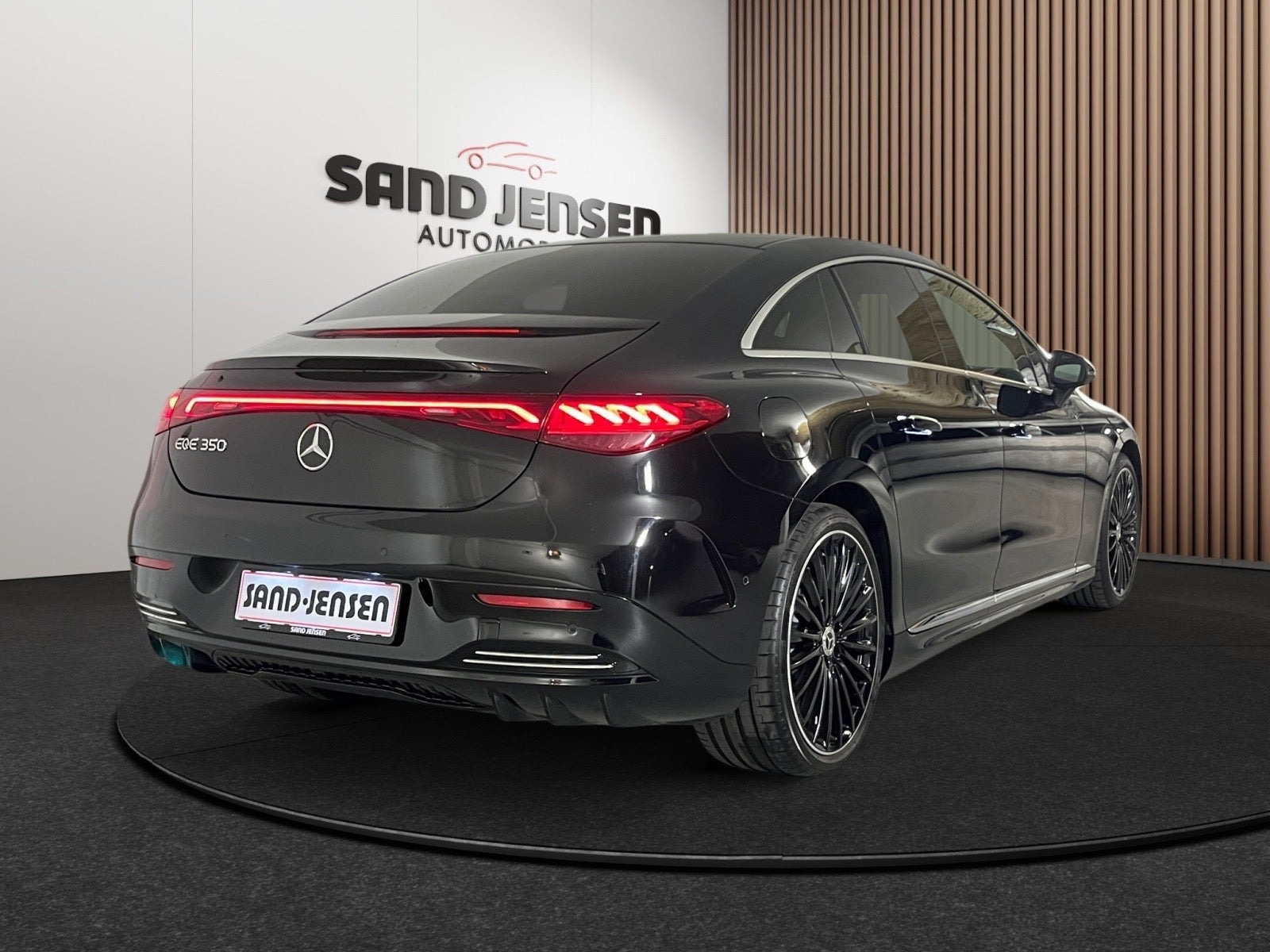 Sort Mercedes EQE350 fra 2024