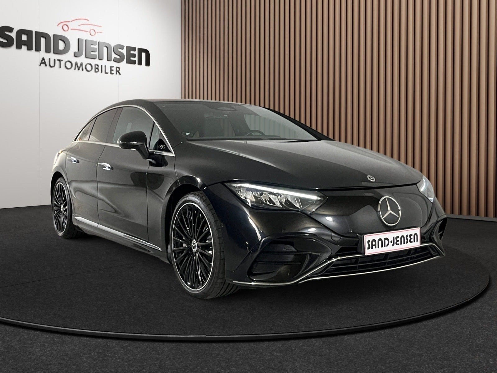 Sort Mercedes EQE350 fra 2024
