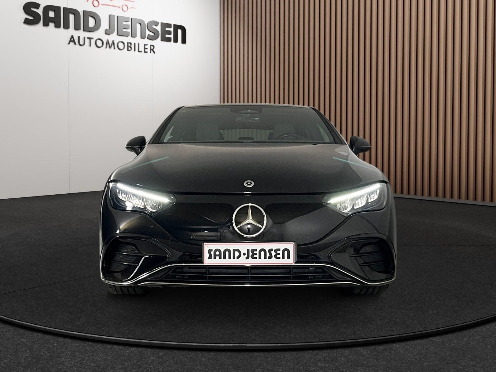 Sort Mercedes EQE350 fra 2024