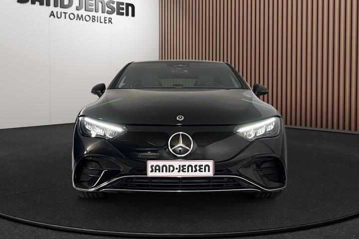 Sort Mercedes EQE350 fra 2024