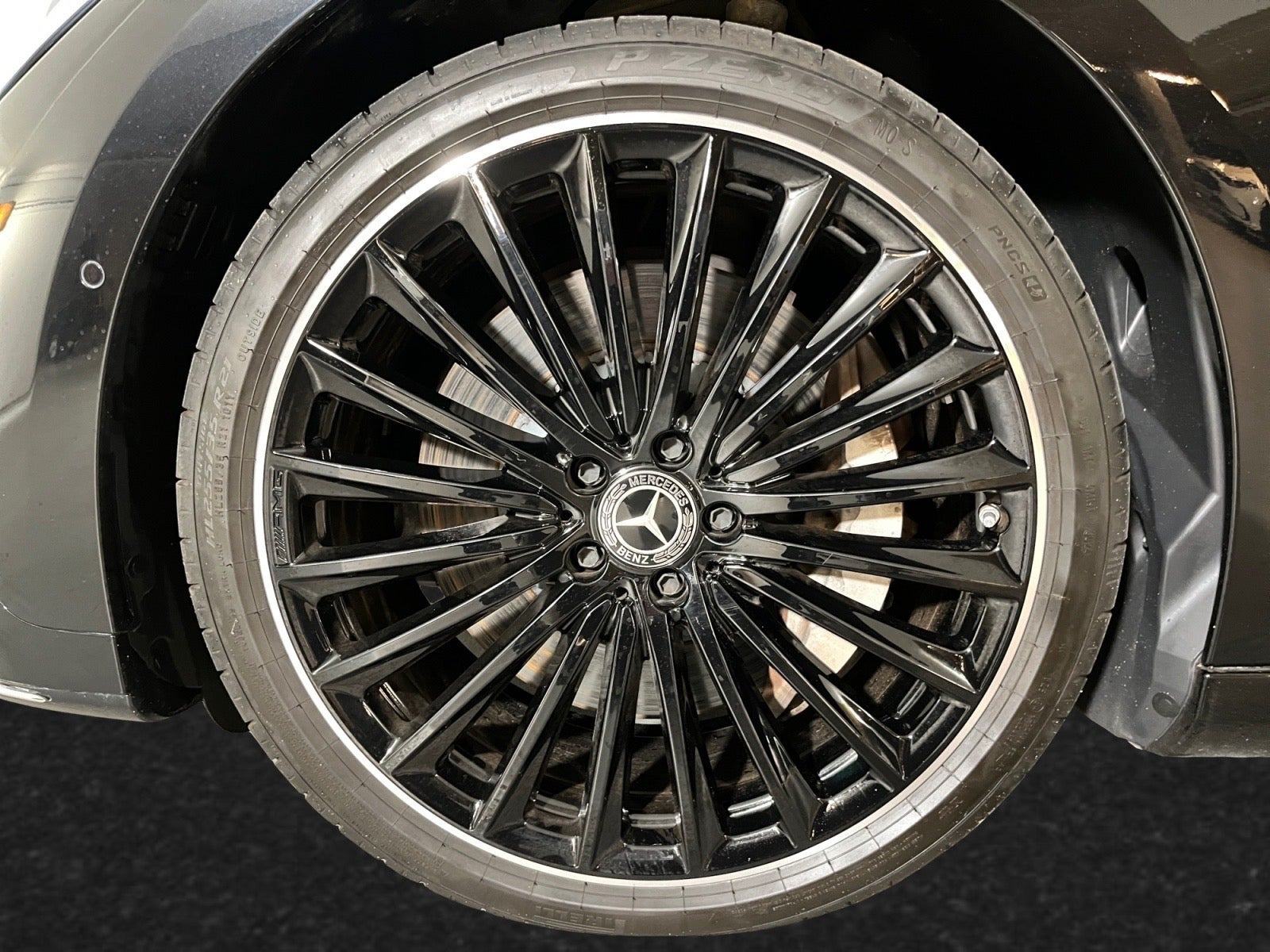 Sort Mercedes EQE350 fra 2024