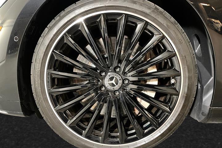 Sort Mercedes EQE350 fra 2024
