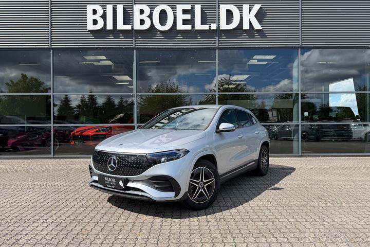 Sølv Mercedes EQA250+ fra 2025 set udefra