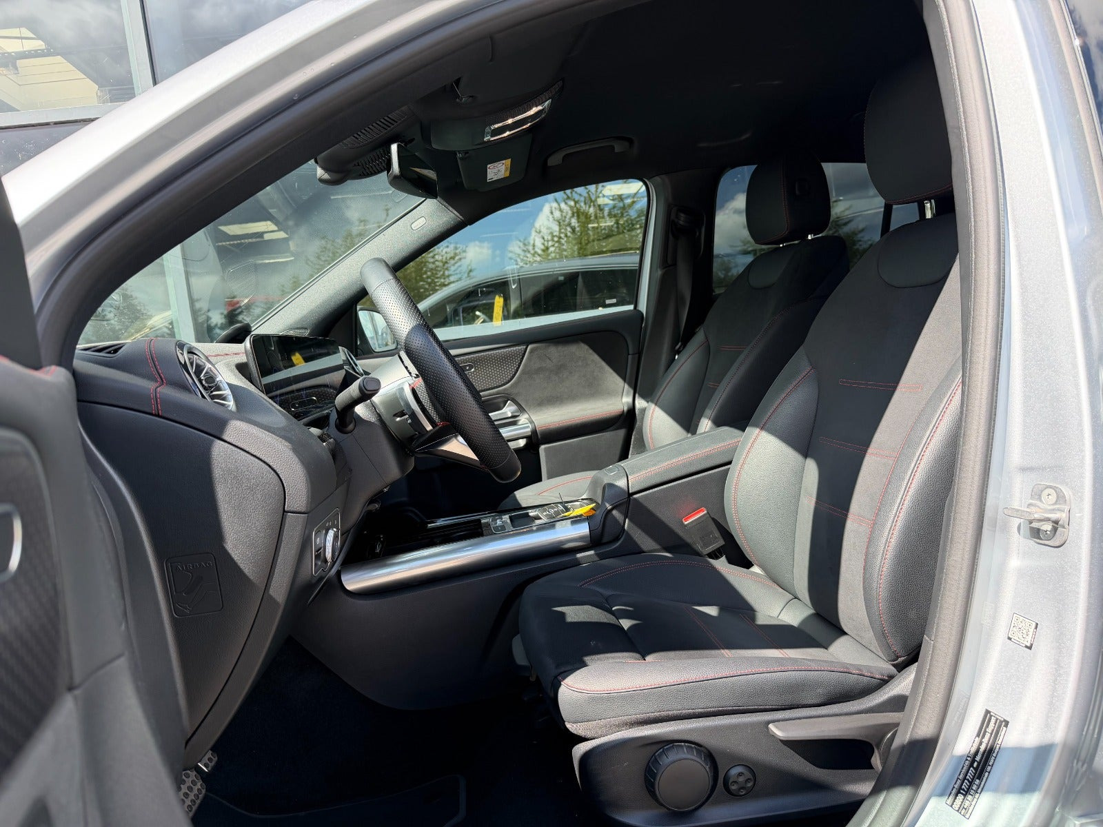 Sølv Mercedes EQA250+ fra 2025