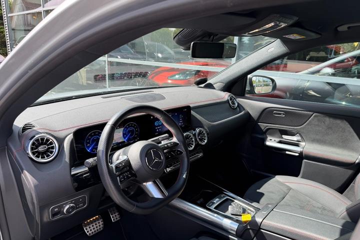 Sølv Mercedes EQA250+ fra 2025