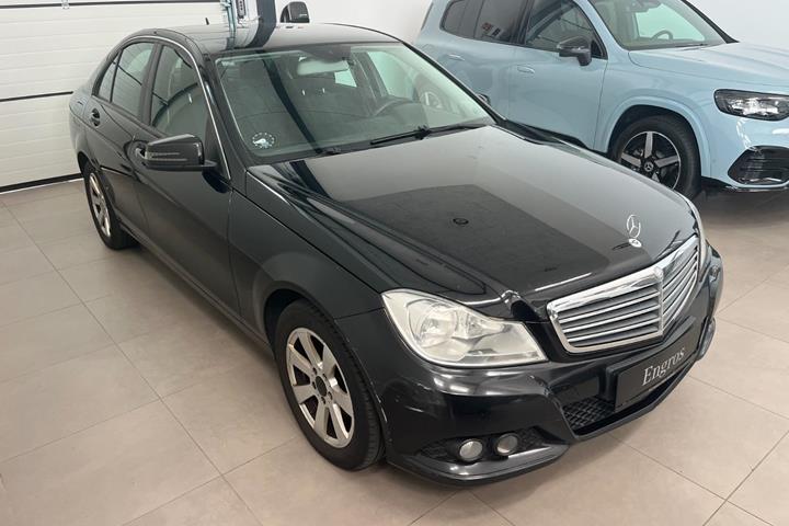 Grøn Mercedes C180 fra 2013
