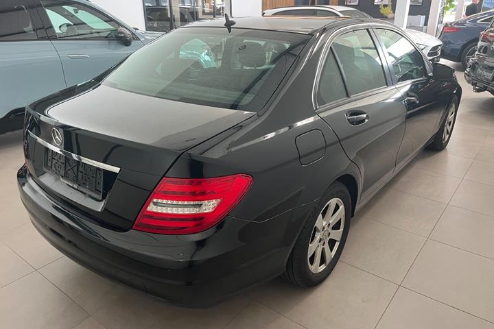 Grøn Mercedes C180 fra 2013