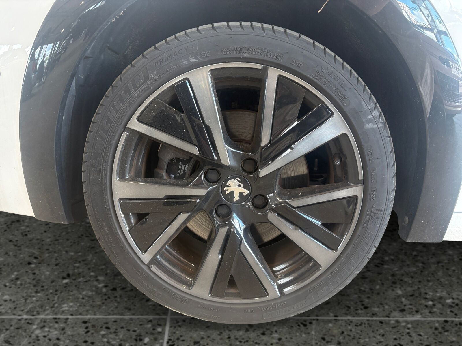 Hvid Peugeot e-208 fra 2023