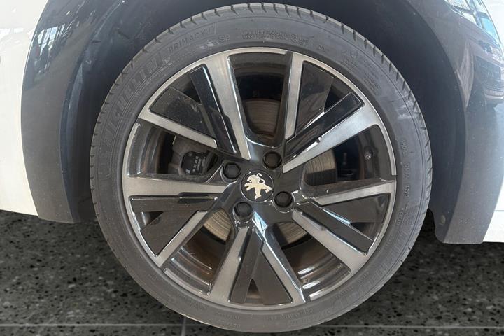 Hvid Peugeot e-208 fra 2023