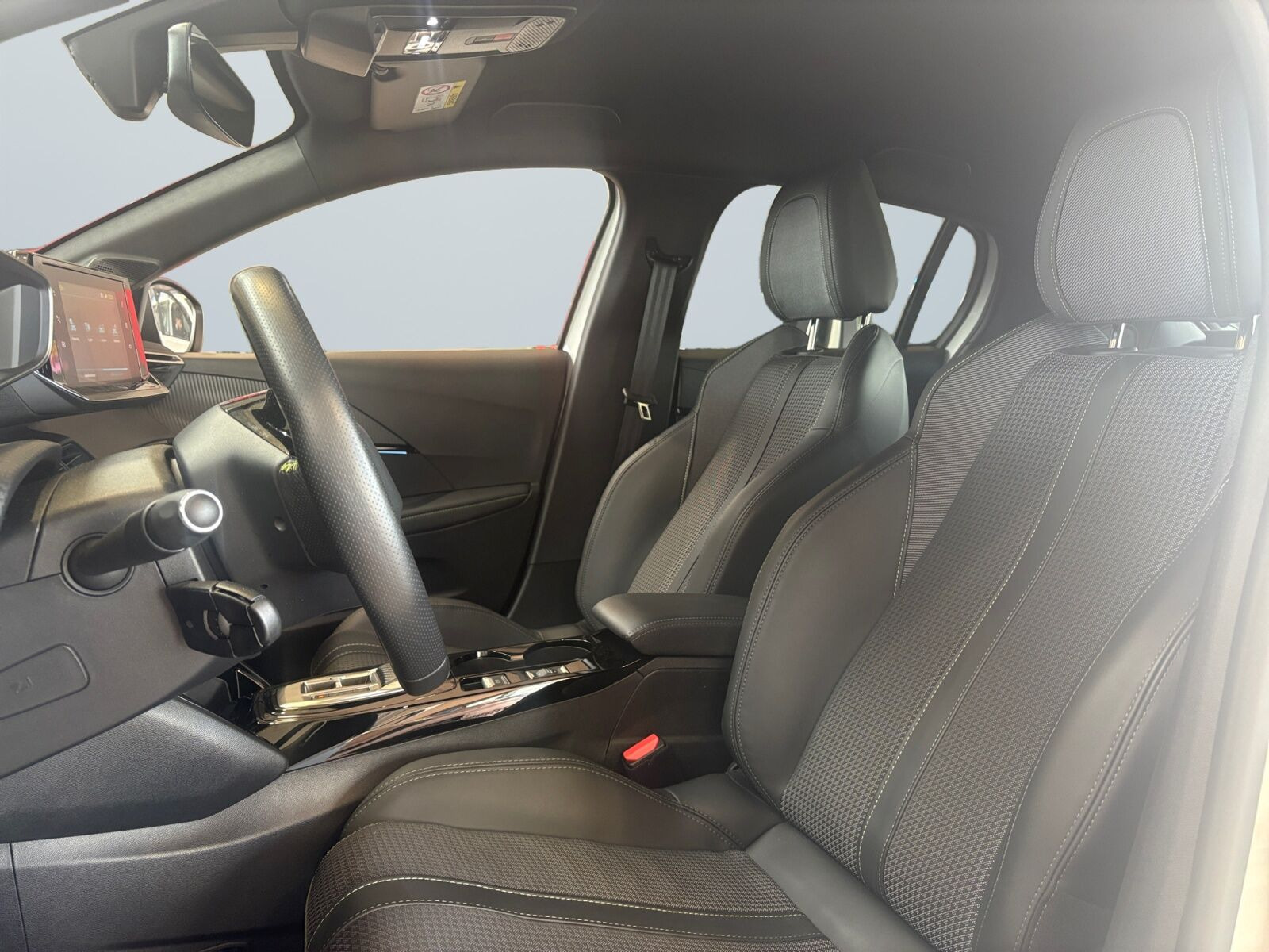 Hvid Peugeot e-208 fra 2023