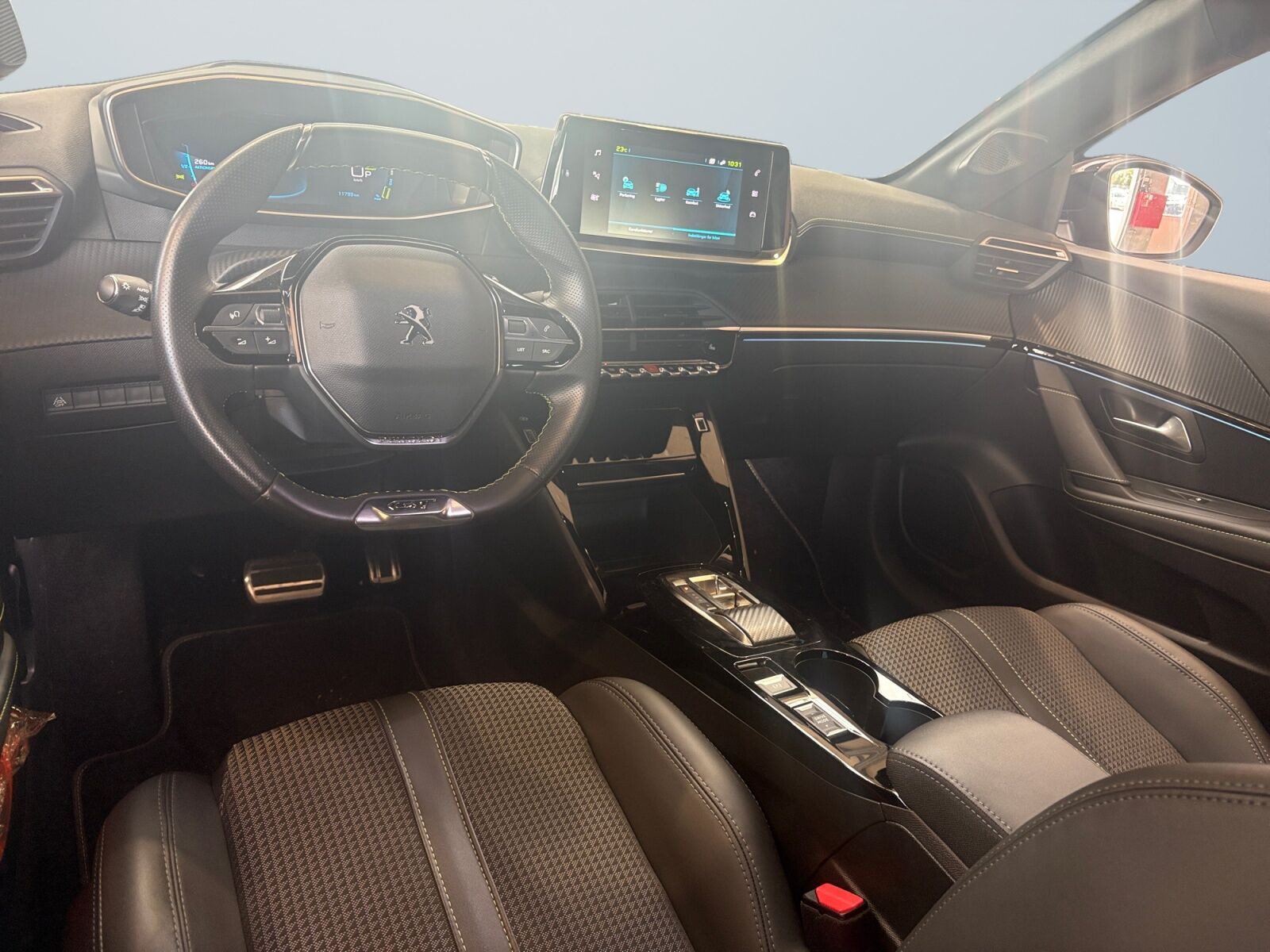 Hvid Peugeot e-208 fra 2023