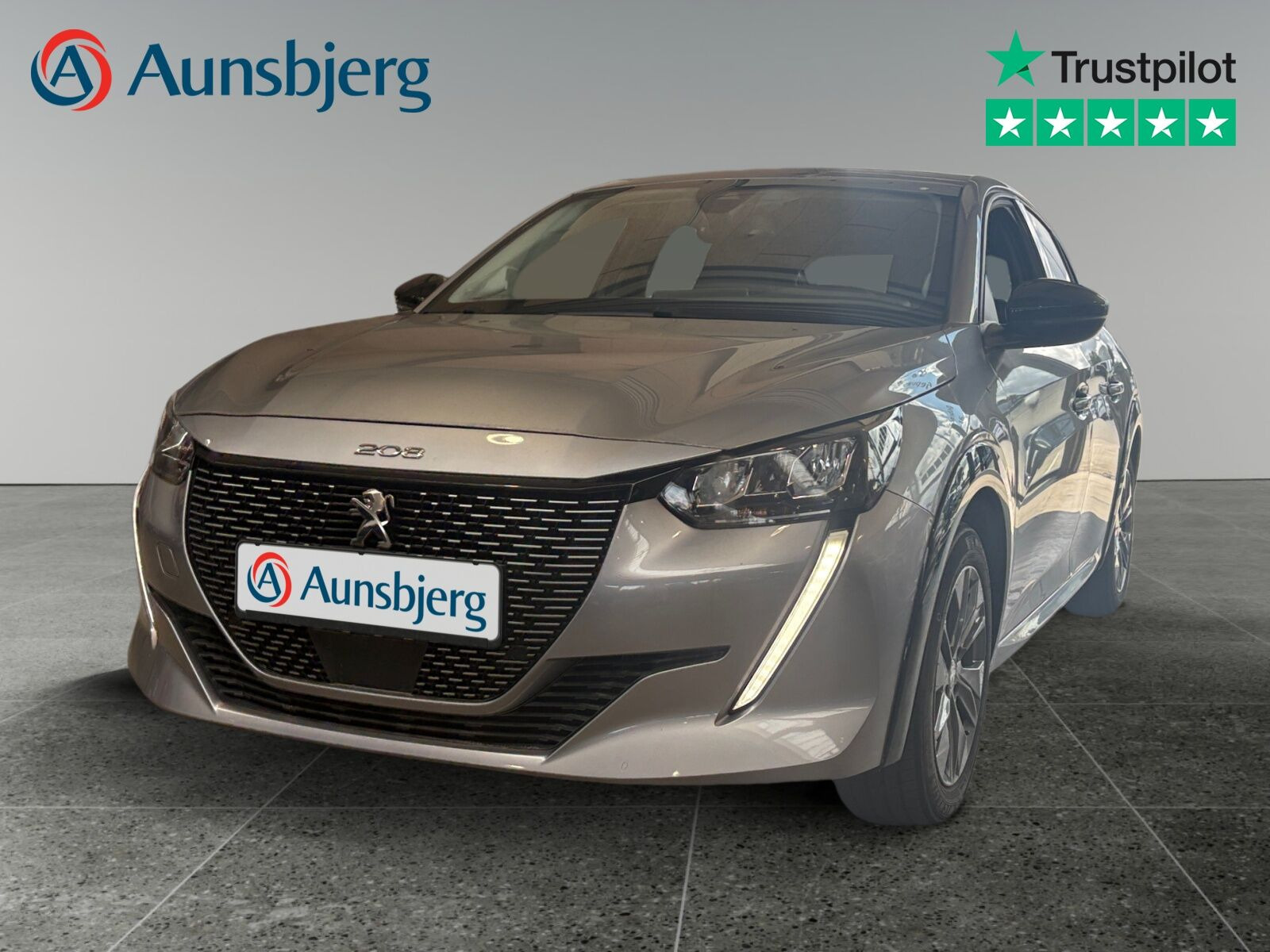 Grå Peugeot e-208 fra 2023