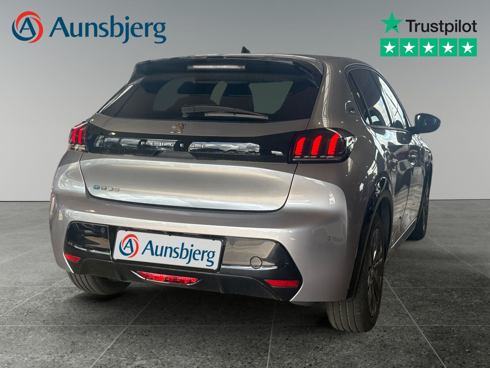 Grå Peugeot e-208 fra 2023