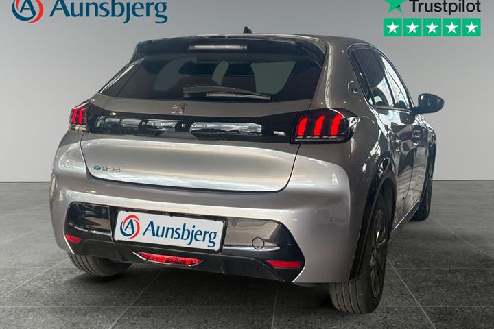 Grå Peugeot e-208 fra 2023